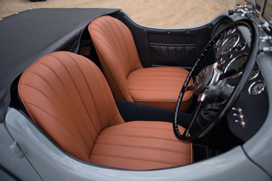 Интерьер Aston Martin 15/98 2/4-Passenger 1938 года  (фото 5 из 14)